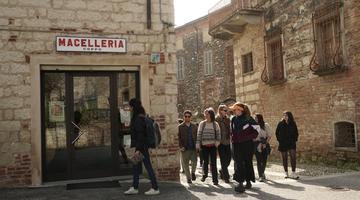 A photo of the local partners of SHARED GREEN DEAL's Food Steam walking in front of a local shop