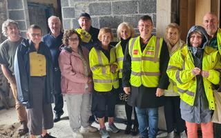 People with yellow vests