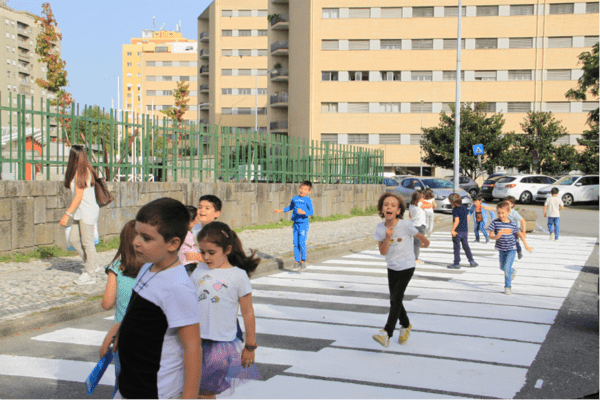 Transition experience in a public space surrounding a school in Braga A group of children walking happily around on a street.